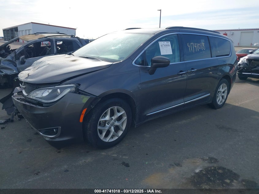 2017 CHRYSLER PACIFICA auction photo 2