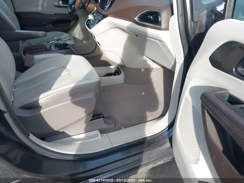 2017 CHRYSLER PACIFICA auction photo 5