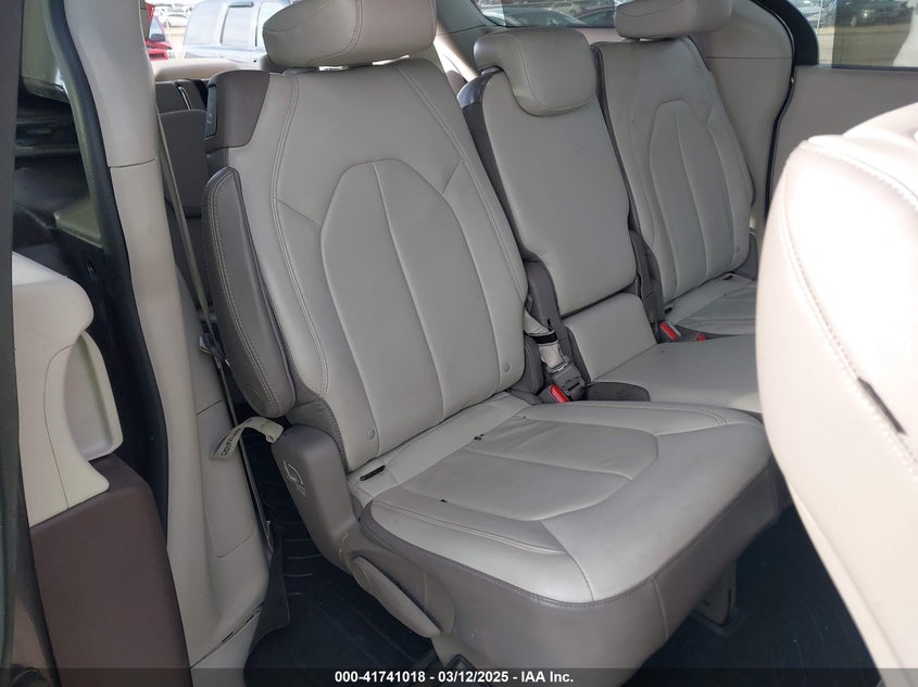 2017 CHRYSLER PACIFICA auction photo 8