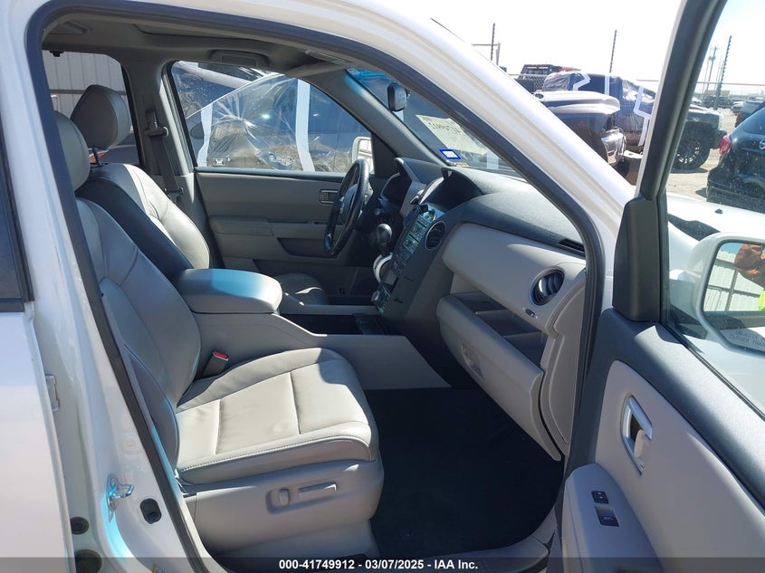 2011 HONDA PILOT VIN: 5FNYF3H93BB044102
