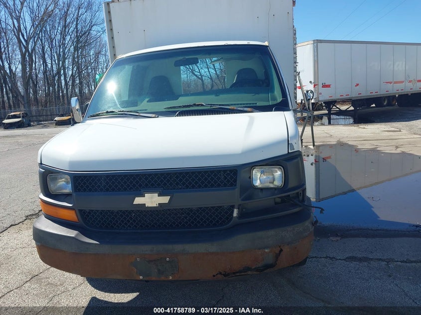 2003 Chevrolet Express Cutaway Base W/C7L/C7N VIN: 1GBJG31U831142585 Lot: 41758789