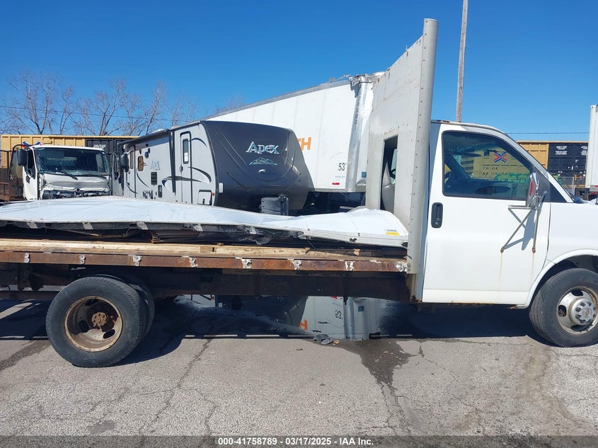 2003 Chevrolet Express Cutaway Base W/C7L/C7N VIN: 1GBJG31U831142585 Lot: 41758789