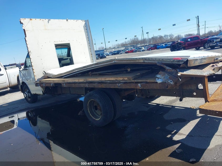 2003 Chevrolet Express Cutaway Base W/C7L/C7N VIN: 1GBJG31U831142585 Lot: 41758789