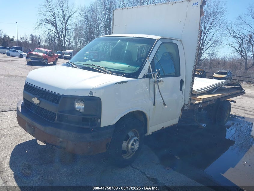 1GBJG31U831142585 2003 CHEVROLET EXPRESS photo no. 2