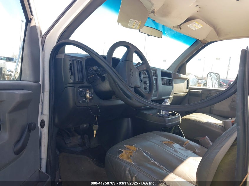 2003 Chevrolet Express Cutaway Base W/C7L/C7N VIN: 1GBJG31U831142585 Lot: 41758789