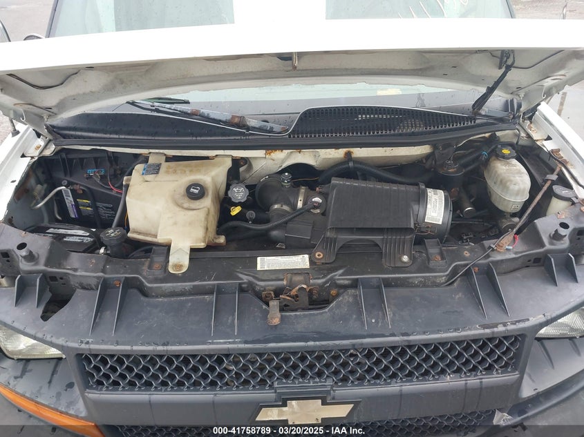 2003 Chevrolet Express Cutaway Base W/C7L/C7N VIN: 1GBJG31U831142585 Lot: 41758789