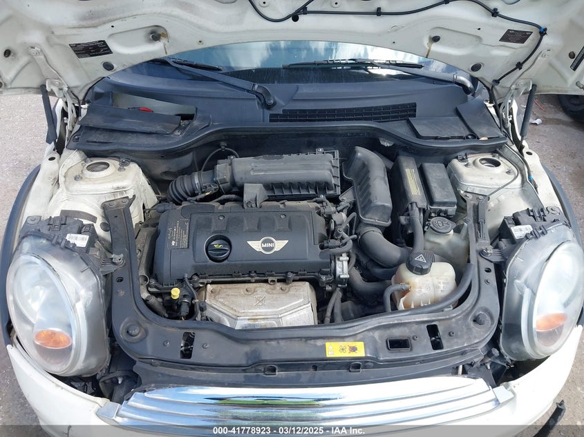 2011 MINI COOPER VIN: WMWSU3C56BT252789