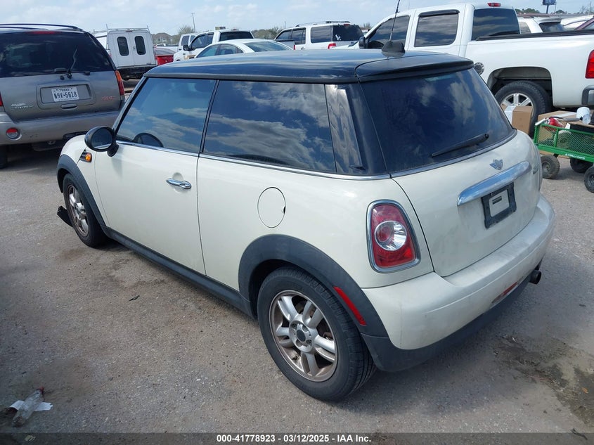 2011 MINI COOPER VIN: WMWSU3C56BT252789