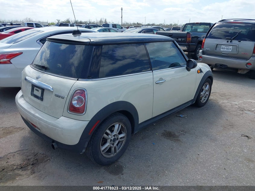 2011 MINI COOPER VIN: WMWSU3C56BT252789