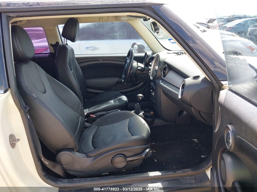 2011 MINI COOPER VIN: WMWSU3C56BT252789