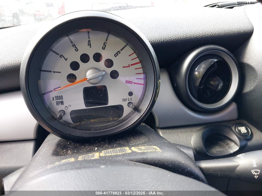 2011 MINI COOPER VIN: WMWSU3C56BT252789
