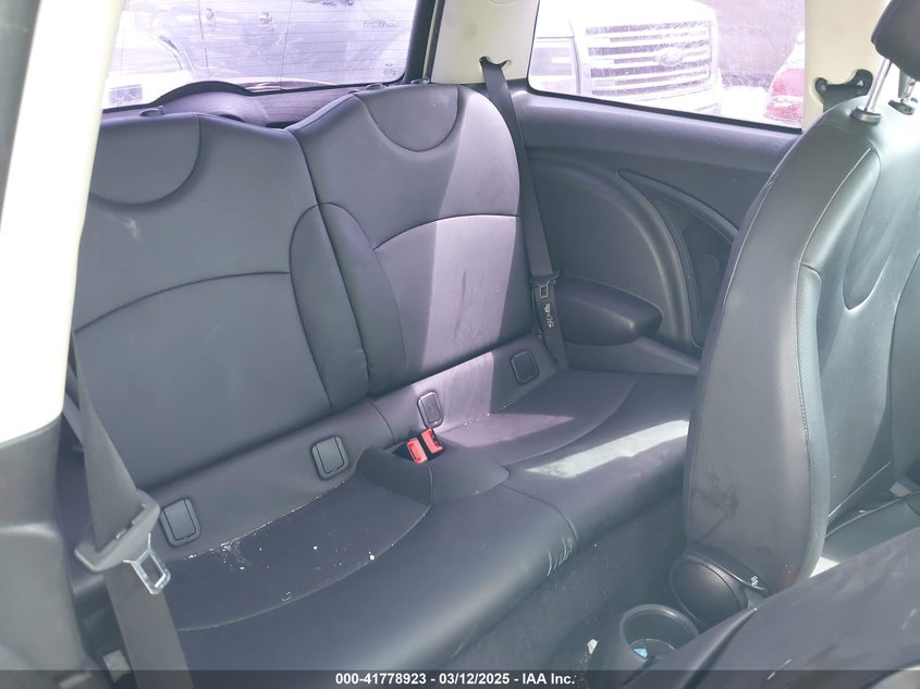 2011 MINI COOPER VIN: WMWSU3C56BT252789