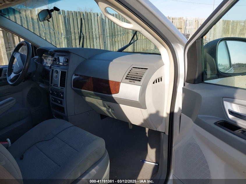 2009 CHRYSLER TOWN & COUNTRY VIN: 2A8HR54139R674101