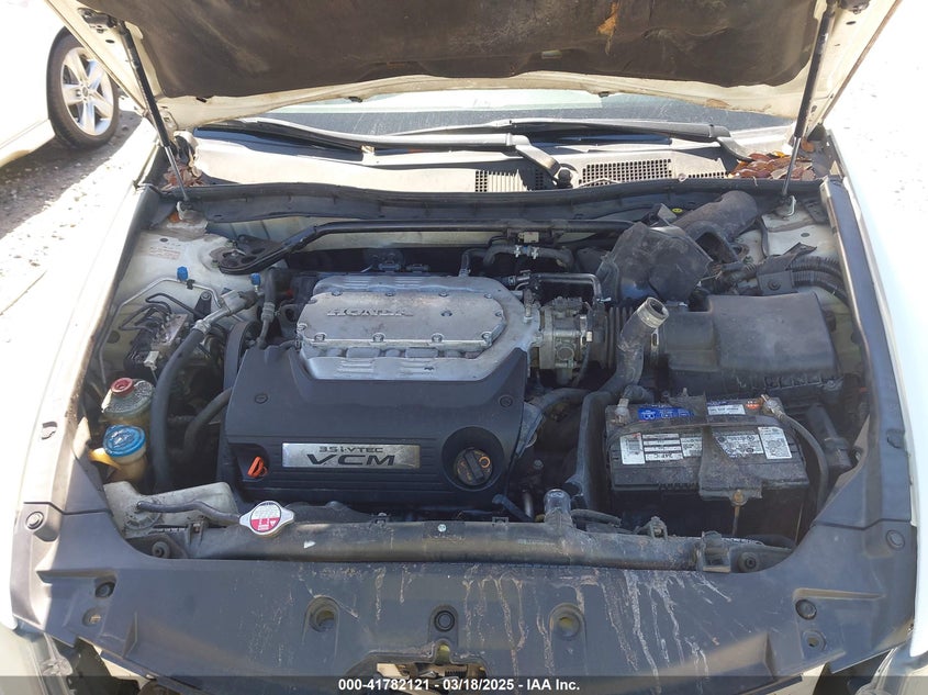 2011 HONDA ACCORD VIN: 1HGCP3F82BA005724