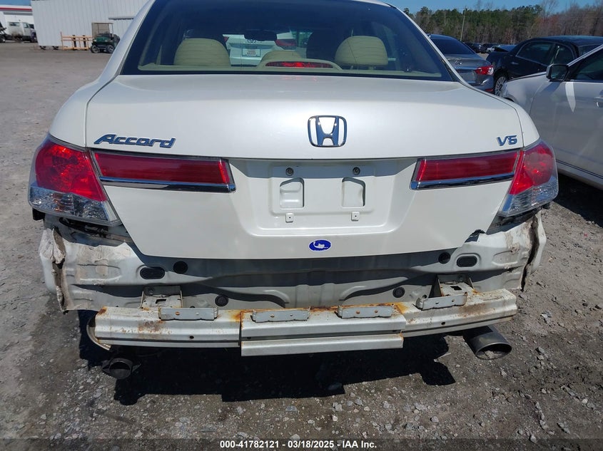 2011 HONDA ACCORD VIN: 1HGCP3F82BA005724