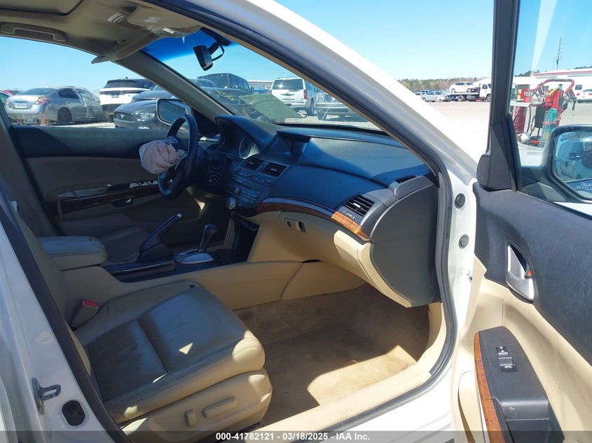 2011 HONDA ACCORD VIN: 1HGCP3F82BA005724