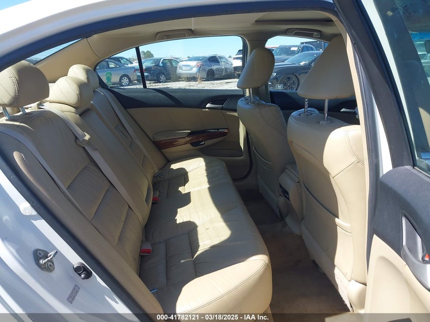 2011 HONDA ACCORD VIN: 1HGCP3F82BA005724
