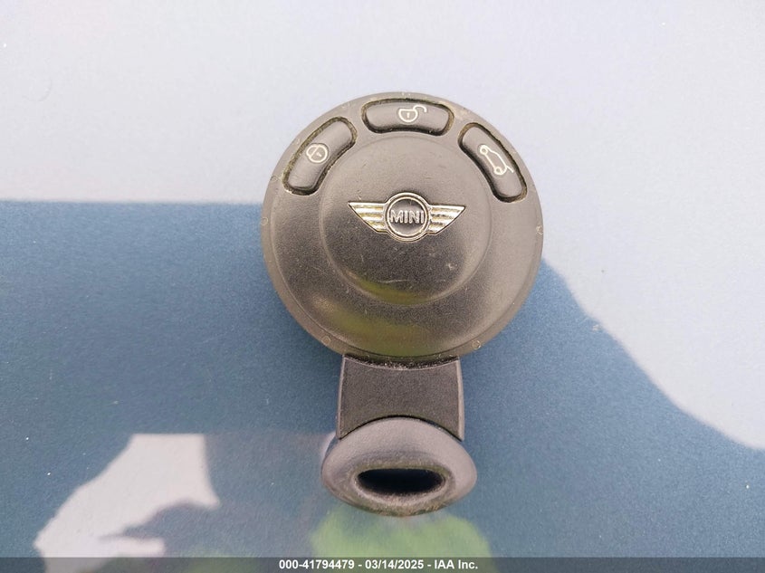 2010 MINI COOPER S VIN: WMWMF7C52ATZ73944