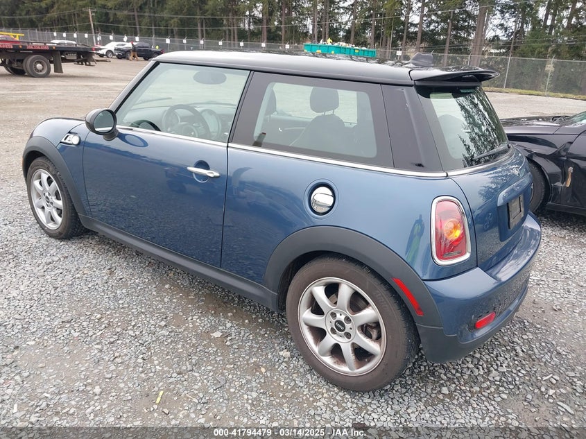 2010 MINI COOPER S VIN: WMWMF7C52ATZ73944