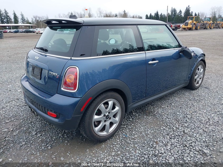 2010 MINI COOPER S VIN: WMWMF7C52ATZ73944