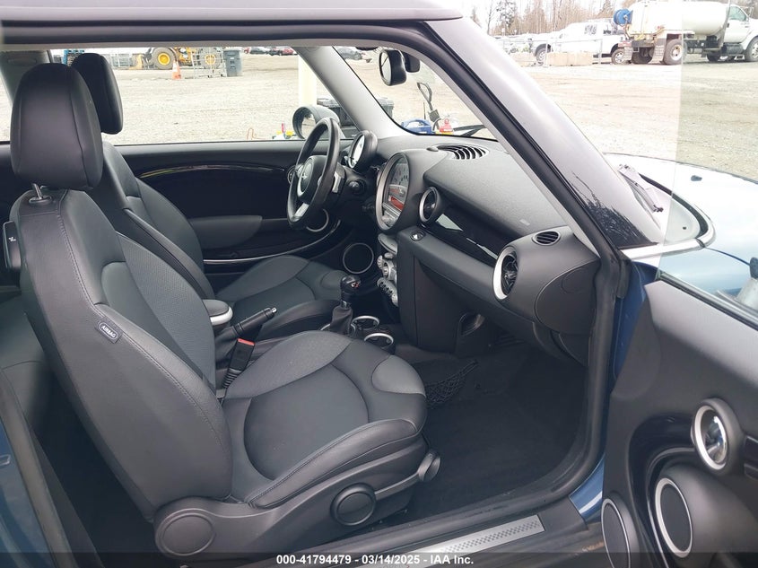 2010 MINI COOPER S VIN: WMWMF7C52ATZ73944