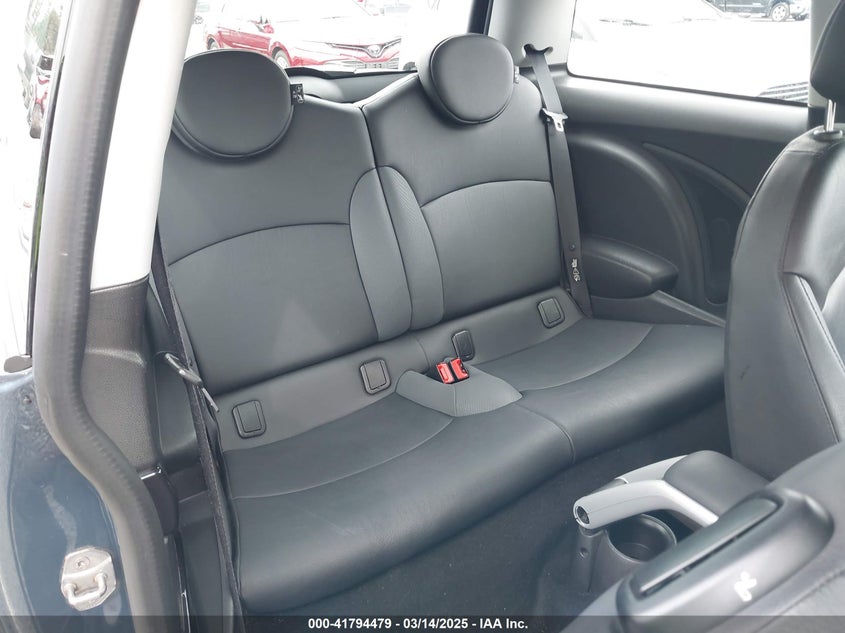 2010 MINI COOPER S VIN: WMWMF7C52ATZ73944