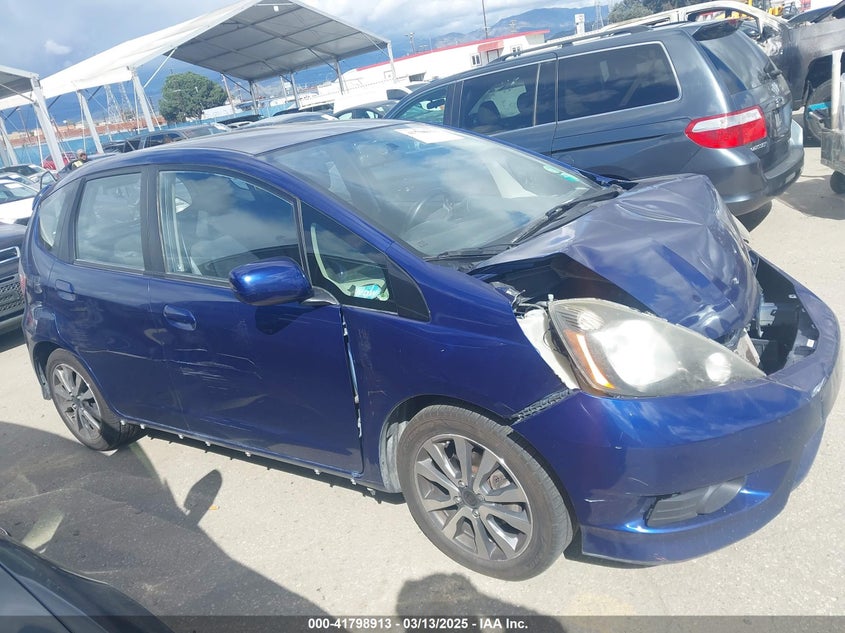 2013 HONDA FIT VIN: JHMGE8H50DC052326