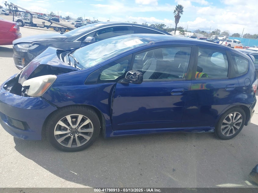 2013 HONDA FIT VIN: JHMGE8H50DC052326