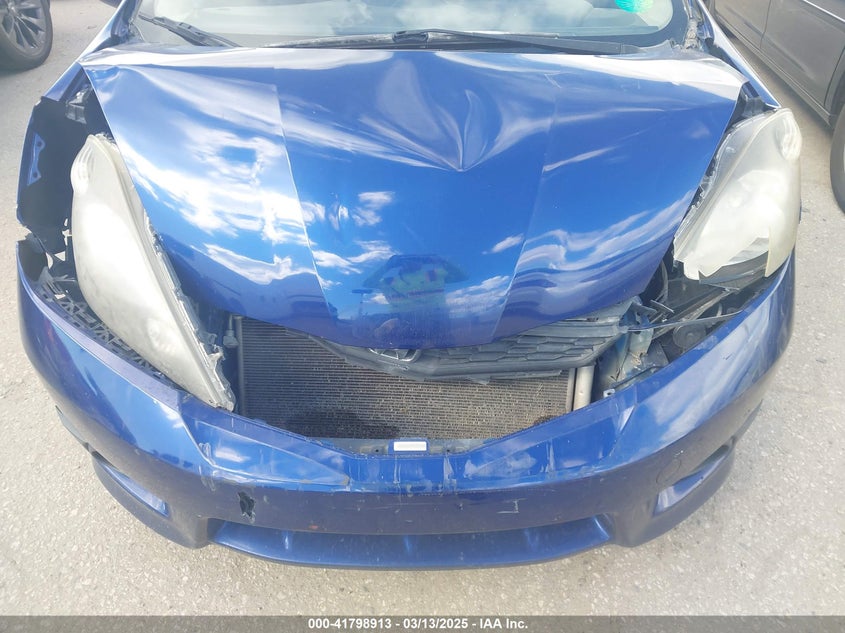 2013 HONDA FIT VIN: JHMGE8H50DC052326