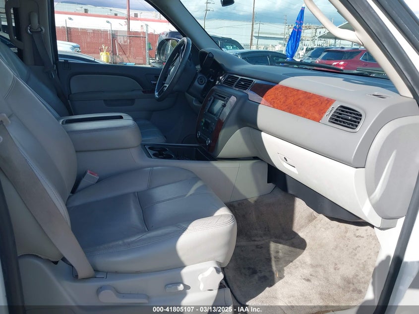 2010 CHEVROLET SUBURBAN VIN: 1GNUCJE05AR210539