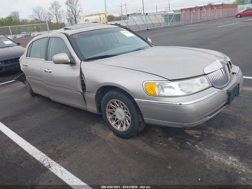 1LNHM82W12Y657378 2002 Lincoln Town Car Signature auction photo 1