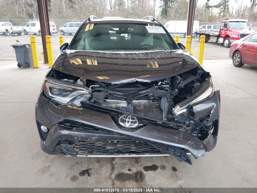 2018 TOYOTA RAV4 SE - JTMJFREV4JJ742585
