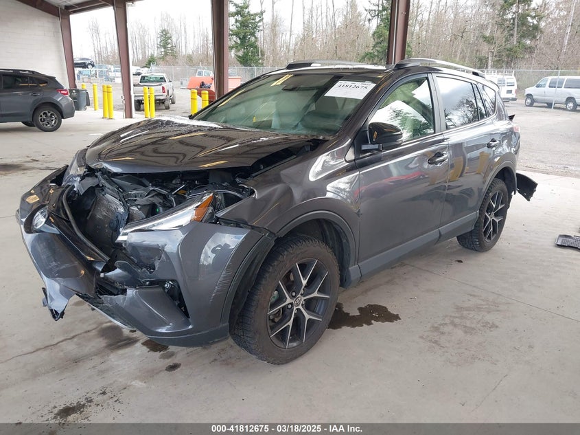 2018 TOYOTA RAV4 SE - JTMJFREV4JJ742585