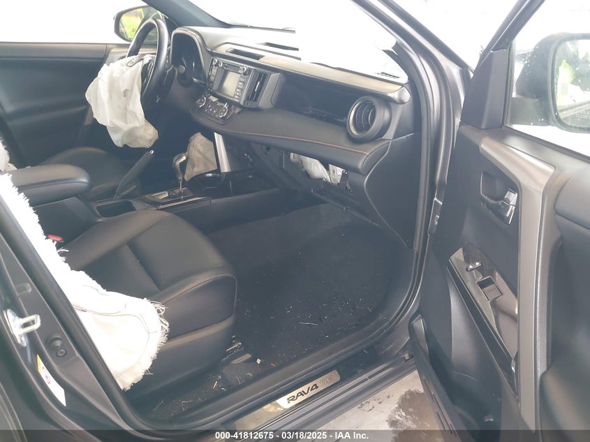 2018 TOYOTA RAV4 SE - JTMJFREV4JJ742585