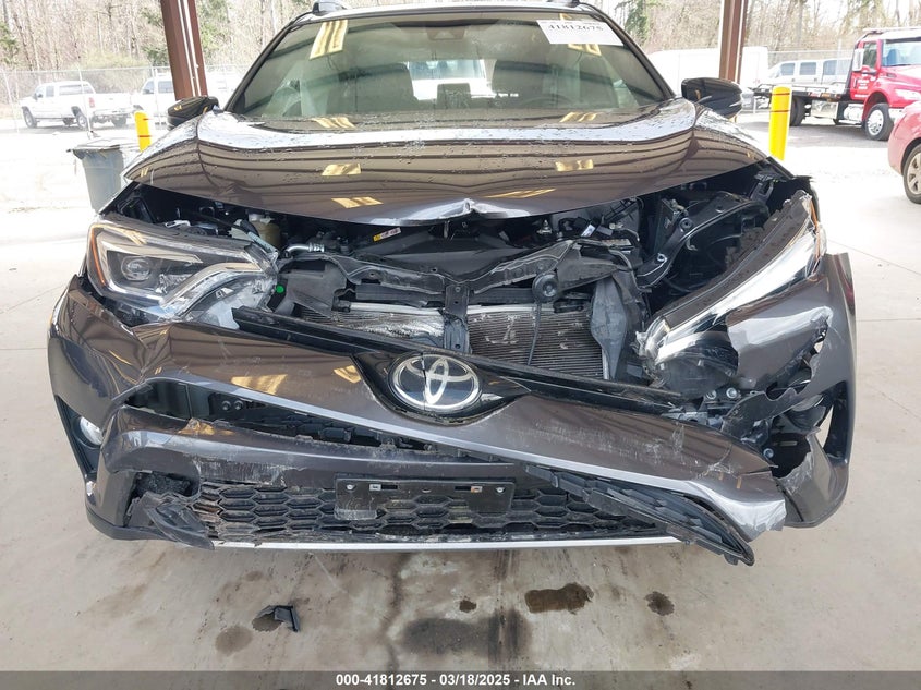 2018 TOYOTA RAV4 SE - JTMJFREV4JJ742585