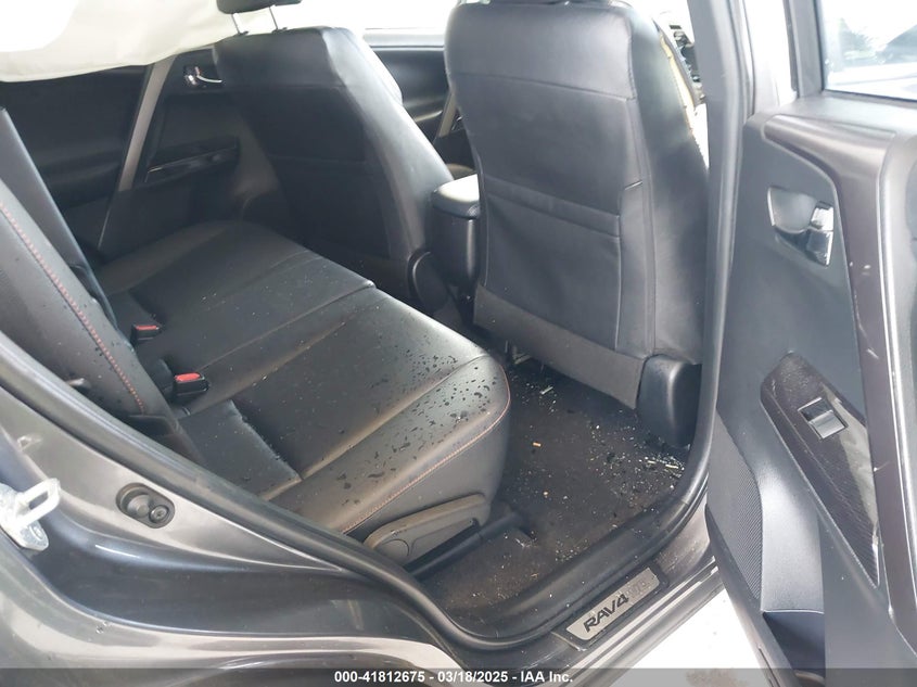 2018 TOYOTA RAV4 SE - JTMJFREV4JJ742585