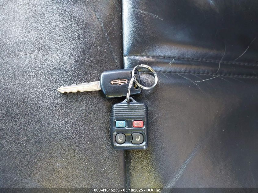 2006 Lincoln Town Car Signature Limited VIN: 1LNHM82W06Y648211 Lot: 41815239