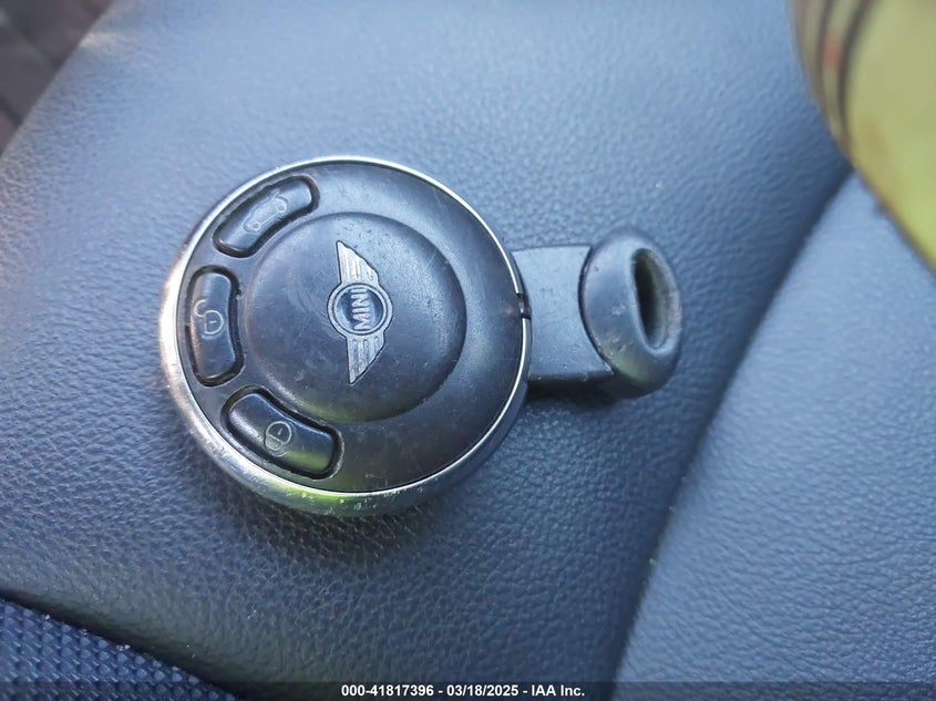 2011 MINI COOPER S VIN: WMWZP3C54BTX82748