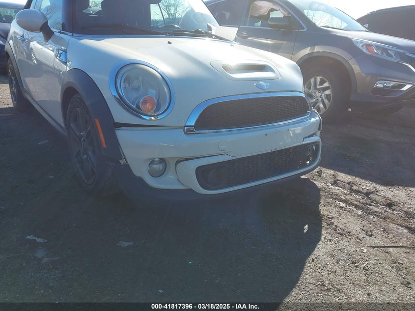 2011 MINI COOPER S VIN: WMWZP3C54BTX82748