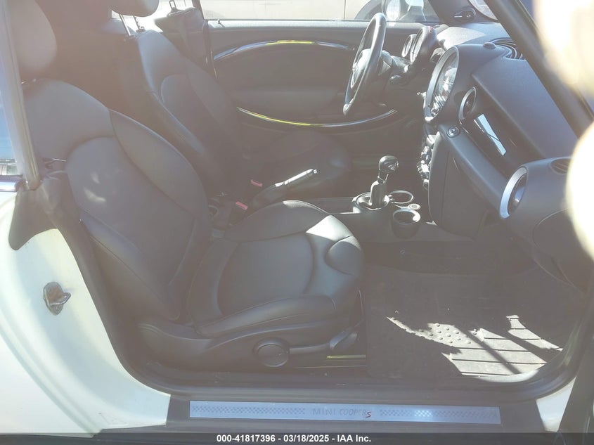 2011 MINI COOPER S VIN: WMWZP3C54BTX82748