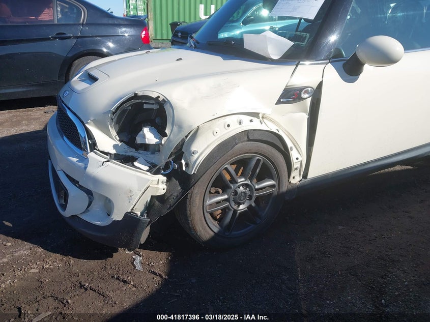 2011 MINI COOPER S VIN: WMWZP3C54BTX82748