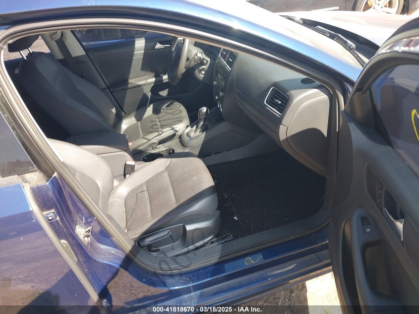2011 VOLKSWAGEN JETTA VIN: 3VWDZ7AJ1BM040592