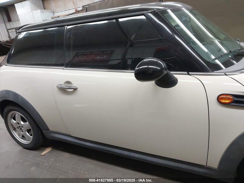2011 MINI COOPER VIN: WMWSU3C58BT091751
