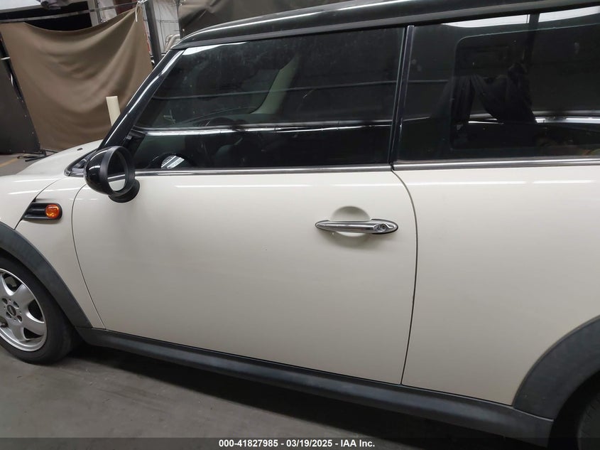 2011 MINI COOPER VIN: WMWSU3C58BT091751