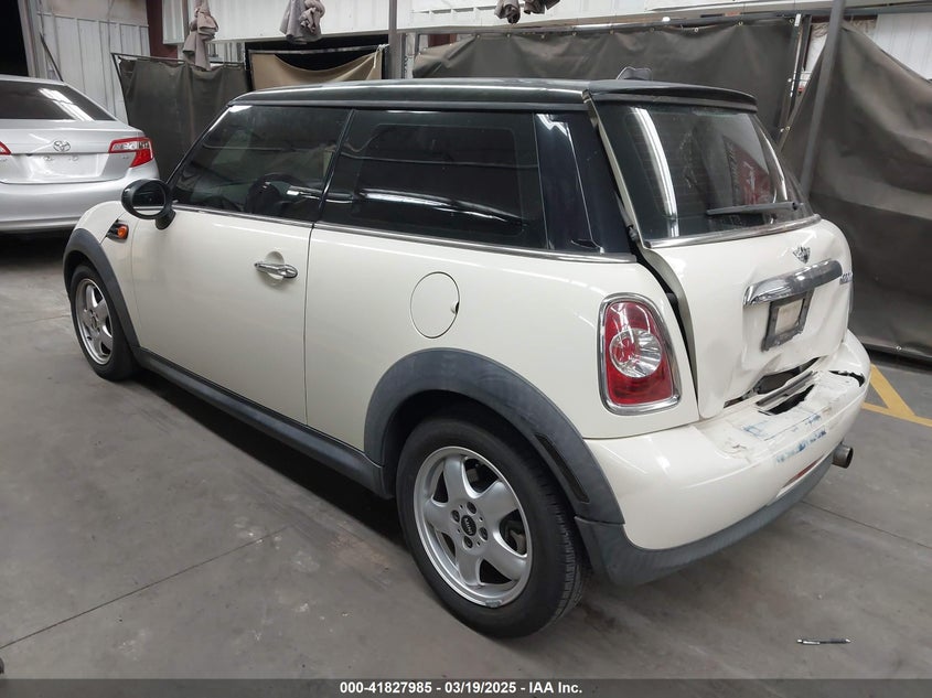2011 MINI COOPER VIN: WMWSU3C58BT091751