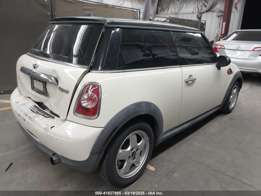 2011 MINI COOPER VIN: WMWSU3C58BT091751