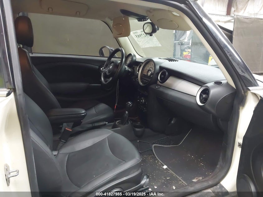 2011 MINI COOPER VIN: WMWSU3C58BT091751