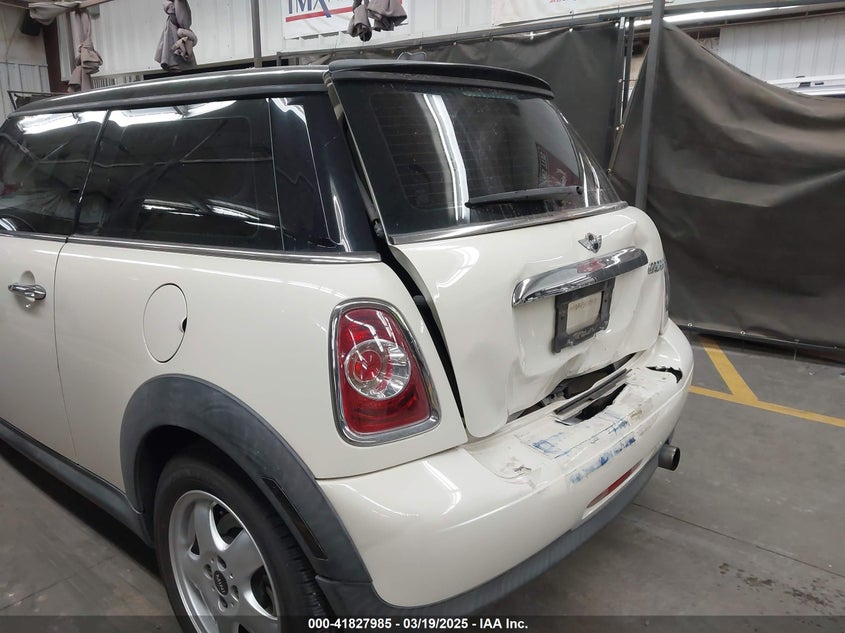 2011 MINI COOPER VIN: WMWSU3C58BT091751