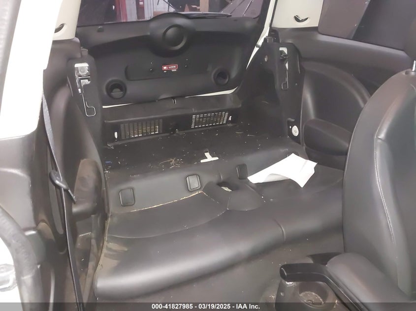 2011 MINI COOPER VIN: WMWSU3C58BT091751