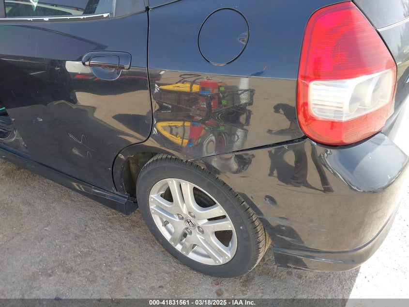 2008 HONDA FIT VIN: JHMGD38688S044050